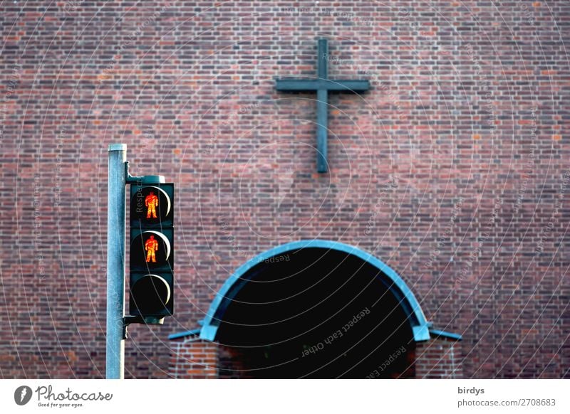 rote Fußgängerampel vor einem Kircheneingang, kein Eintritt, Symbolbild Mauer Wand Ampel Backstein Zeichen Kreuz authentisch grau Macht Hilfsbereitschaft