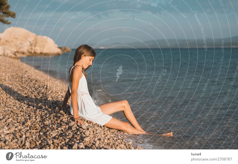 Mädchen am Strand Lifestyle Glück Erholung ruhig Freizeit & Hobby Ferien & Urlaub & Reisen Tourismus Sommer Meer Umwelt Natur Landschaft Wasser Felsen Küste