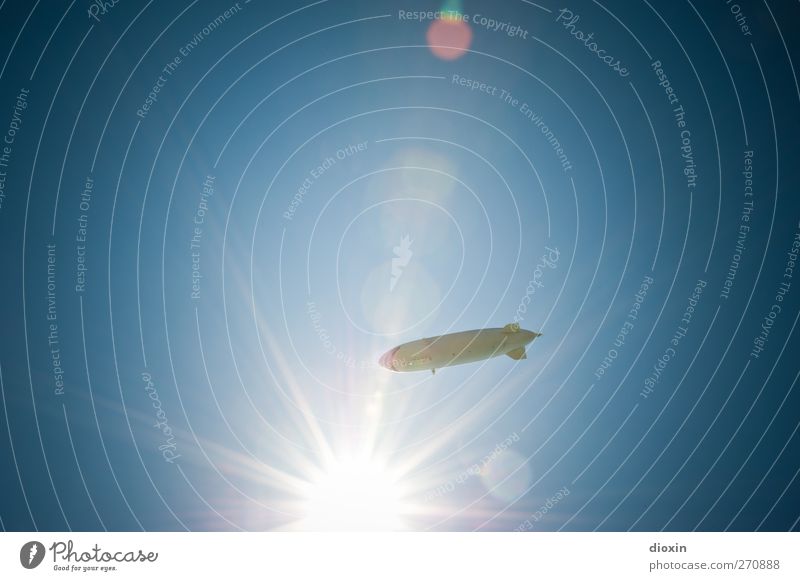 Ikarus Ferien & Urlaub & Reisen Ausflug Ferne Freiheit Luft Himmel Wolkenloser Himmel Sonne Sonnenlicht Schönes Wetter Luftverkehr Zeppelin fliegen heiß hell