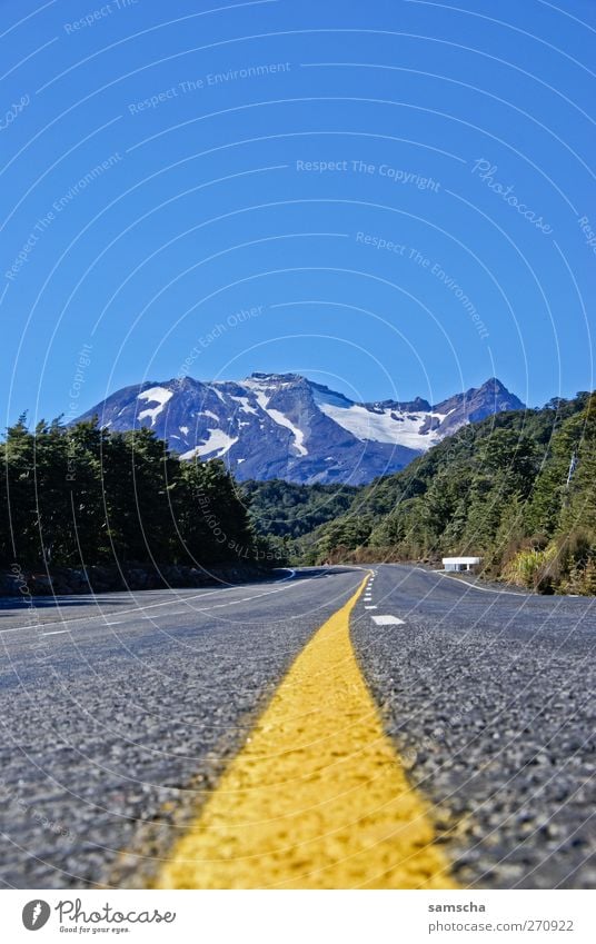 Bergwetter Ferien & Urlaub & Reisen Berge u. Gebirge wandern Natur Landschaft Wolkenloser Himmel Schönes Wetter Alpen Straße fahren blau gelb grün Freiheit