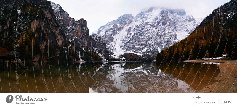 Pragser Wildsee Tourismus Ausflug Winter Schnee Umwelt Natur Landschaft Luft Wasser Wolken schlechtes Wetter Nebel Felsen Alpen Berge u. Gebirge