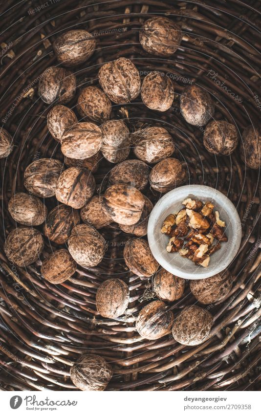 Walnüsse in einem alten Korb. Schalen & Schüsseln Natur Herbst authentisch natürlich braun altehrwürdig Muschelschale brechen Lebensmittel Rissbildung Nut