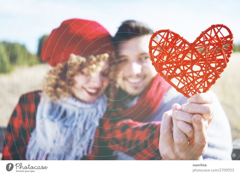 Nahaufnahme eines schönen roten Herzens, das von einem Paar gehalten wird. Lifestyle Glück Leben Sonnenbad Valentinstag Mensch maskulin feminin Frau Erwachsene