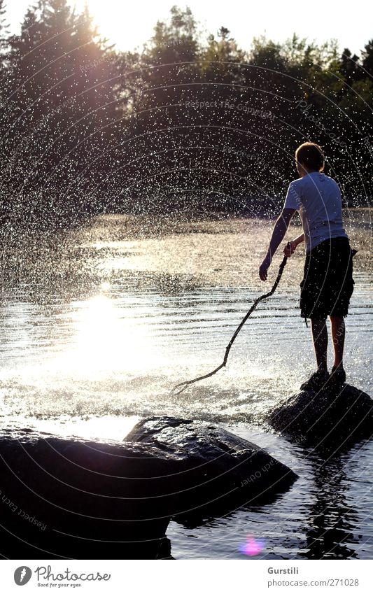 Glanz liegt in der Luft Wasser Wassertropfen Sonnenlicht Sommer See entdecken glänzend leuchten frech frei frisch nass Freude Lebensfreude Abenteuer Bewegung