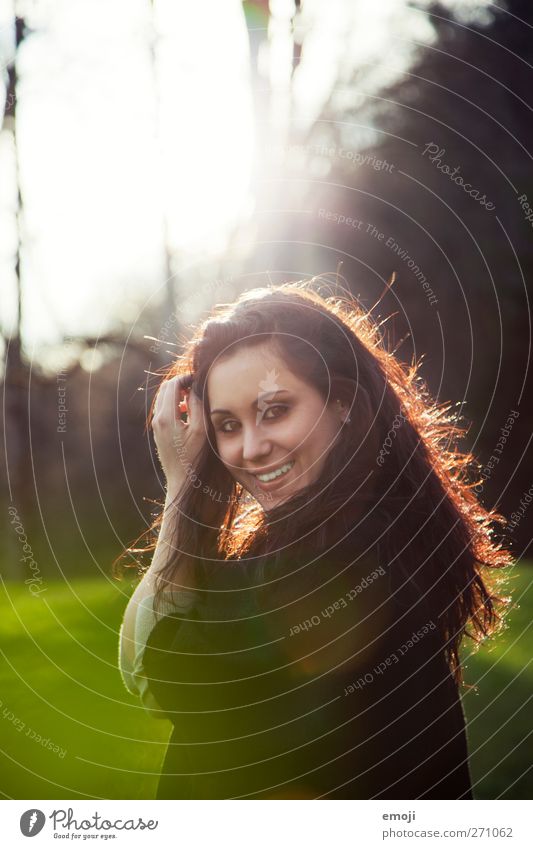 Licht an feminin 1 Mensch brünett langhaarig schön Lächeln sympathisch natürlich Farbfoto Außenaufnahme Tag Gegenlicht Porträt Blick in die Kamera