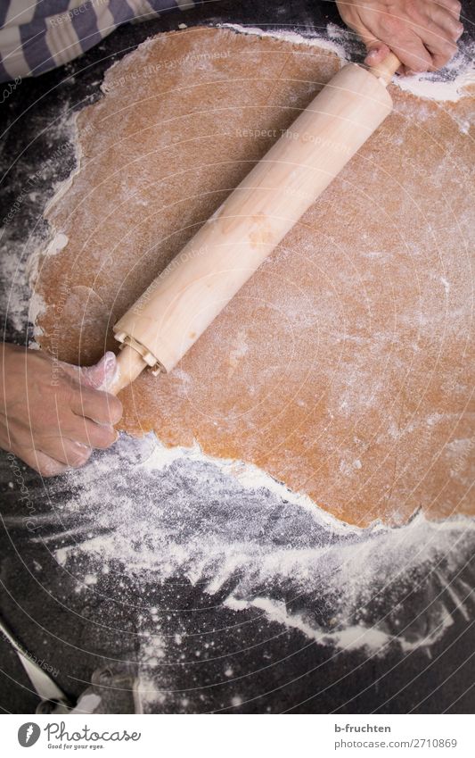 Teigroller Lebensmittel Teigwaren Backwaren Süßwaren Ernährung Küche Weihnachten & Advent Hand Finger 1 Mensch Arbeit & Erwerbstätigkeit gebrauchen berühren