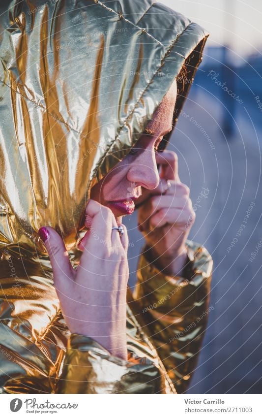 Junge Frau in einem Sonnenuntergangsfoto mit goldener Jacke Lifestyle elegant Stil schön Mensch feminin Jugendliche Erwachsene 1 30-45 Jahre Mode Coolness