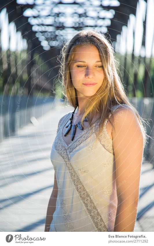 Außenporträt einer schönen jungen Frau Lifestyle Freude Glück Haut Gesicht Erholung Sommer Sonne Mensch Erwachsene Hand Natur Landschaft Wärme Brücke blond