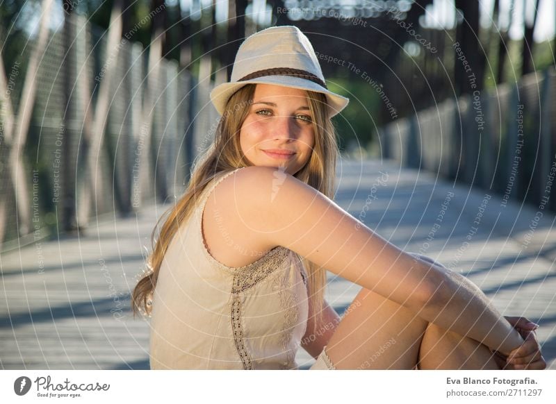 Porträt einer jungen Frau bei Sonnenuntergang Lifestyle Freude Glück schön Haut Gesicht Erholung Sommer Mensch Erwachsene Hand Natur Landschaft Wärme Brücke Hut