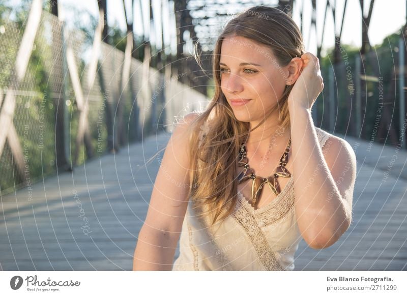 Porträt einer schönen Frau bei Sonnenuntergang Lifestyle Freude Glück Haut Gesicht Erholung Sommer Mensch Erwachsene Hand Natur Landschaft Wärme Brücke blond