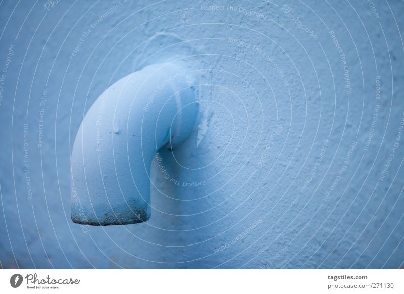 ROHR rohr Abflussrohr Regenwasser Wand blau Rohrleitung Pipeline himmelblau karg rein Seychellen