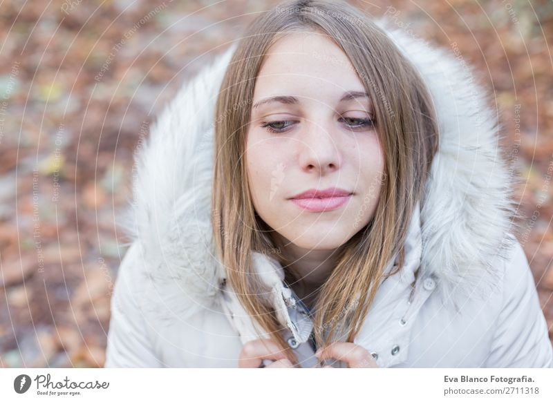 Porträt einer schönen Frau im Winter im Freien Lifestyle Stil Glück Erwachsene Lippen Natur Herbst Wetter Blatt Park Mode Mantel blond Lächeln lachen niedlich