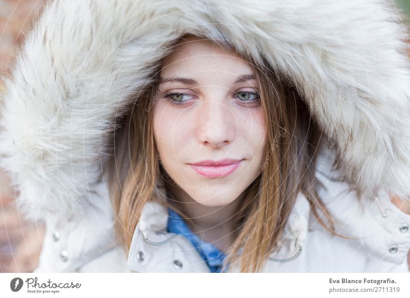 Porträt einer schönen Frau im Winter im Freien Lifestyle Stil Glück Erwachsene Lippen Natur Herbst Wetter Blatt Park Mode Mantel blond Lächeln lachen niedlich