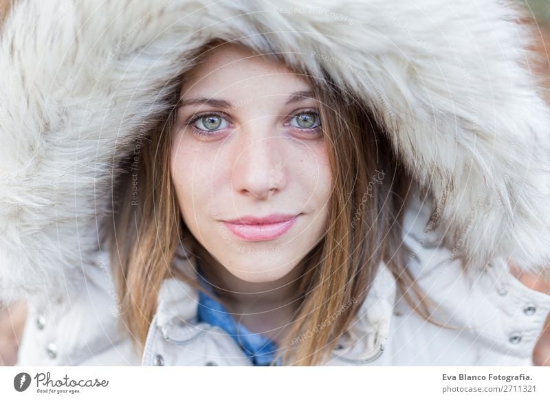 Porträt einer schönen Frau im Winter im Freien Lifestyle Stil Glück Erwachsene Lippen Natur Herbst Wetter Blatt Park Mode Mantel blond Lächeln lachen niedlich