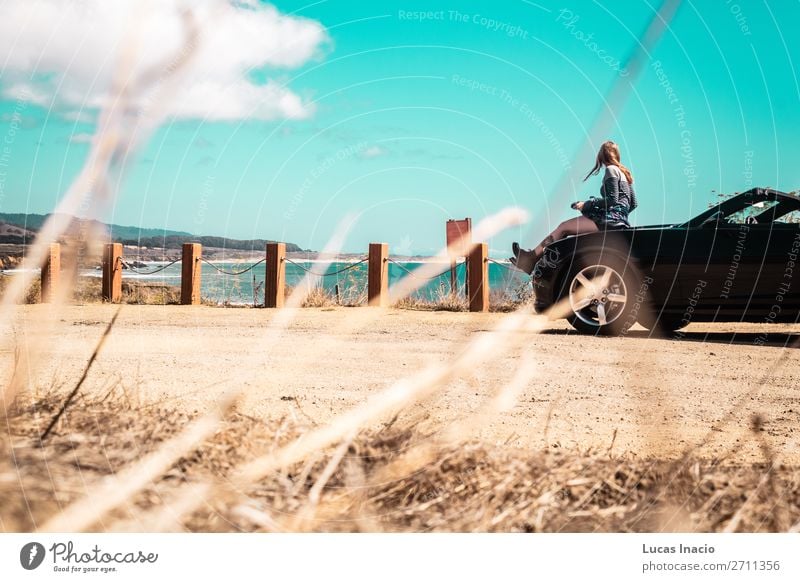 Mädchen auf dem Cabriolet in der Half Moon Bay, Kalifornien schön Ferien & Urlaub & Reisen Tourismus Ausflug Abenteuer Freiheit Sommer Strand Meer Wellen Mensch