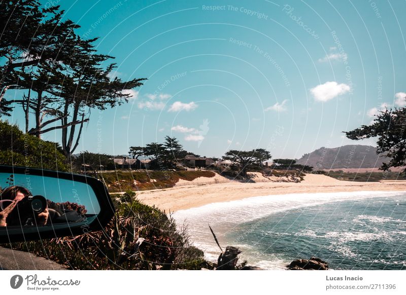 Mädchen beim Fotografieren aus einem Auto an der California Coast Ferien & Urlaub & Reisen Tourismus Sommer Strand Meer Umwelt Natur Landschaft Sand Himmel Baum