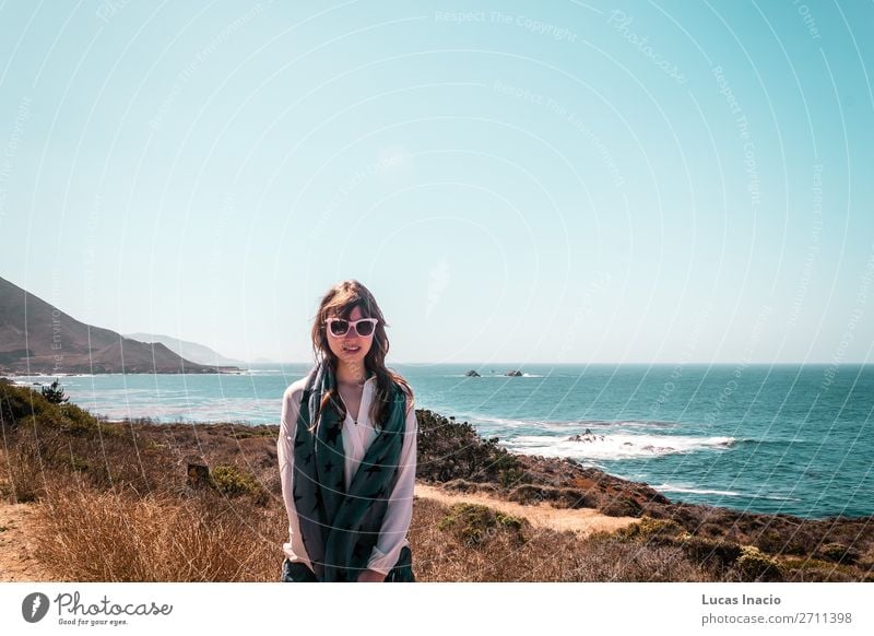 Girl and Oceanview von der California Coast, Vereinigte Staaten von Amerika Ferien & Urlaub & Reisen Tourismus Sommer Strand Meer Berge u. Gebirge Frau