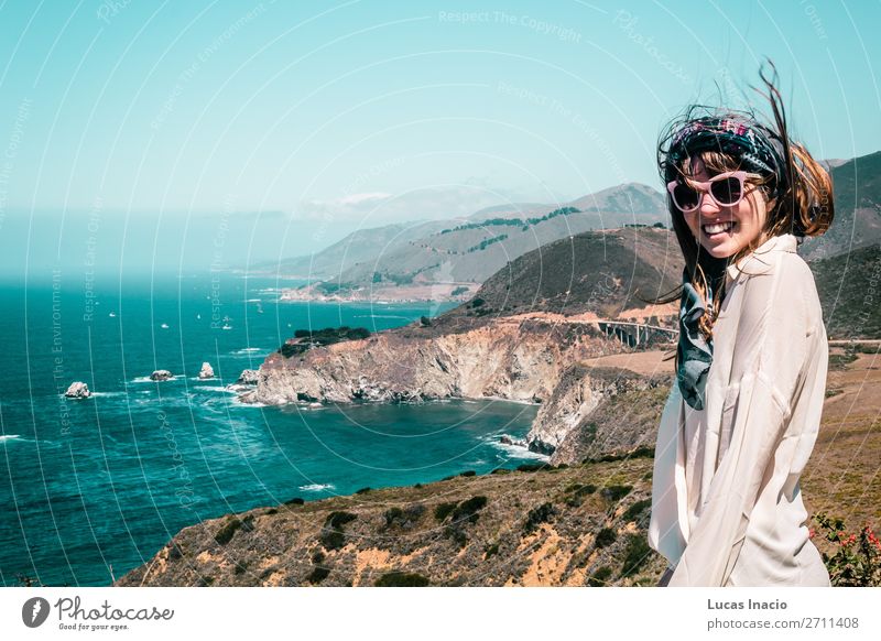 Mädchen in der Nähe der Bixby Bridge an der kalifornischen Küste Ferien & Urlaub & Reisen Tourismus Ausflug Sightseeing Sommer Strand Meer Berge u. Gebirge Frau