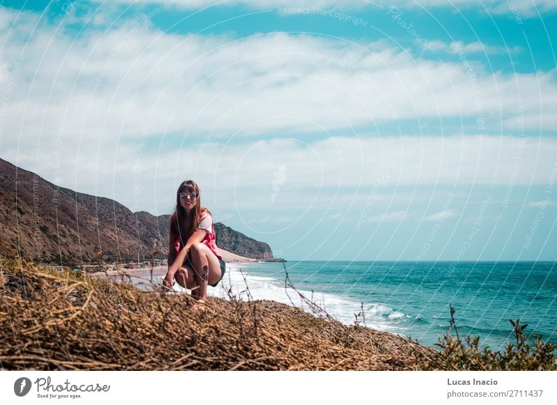 Girl and Oceanview von der California Coast, Vereinigte Staaten von Amerika Ferien & Urlaub & Reisen Tourismus Ausflug Abenteuer Sommer Strand Meer