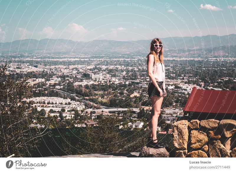 Mädchen in Hollywood Hills mit Panoramablick auf Los Angeles Ferien & Urlaub & Reisen Tourismus Sightseeing Sommer Sommerurlaub Sonne Berge u. Gebirge Haus Frau