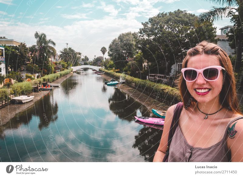 Mädchen an den Venice-Kanälen in Venice Beach, Los Angeles Ferien & Urlaub & Reisen Tourismus Sommer Haus Frau Erwachsene Umwelt Natur Himmel Baum Blatt Fluss