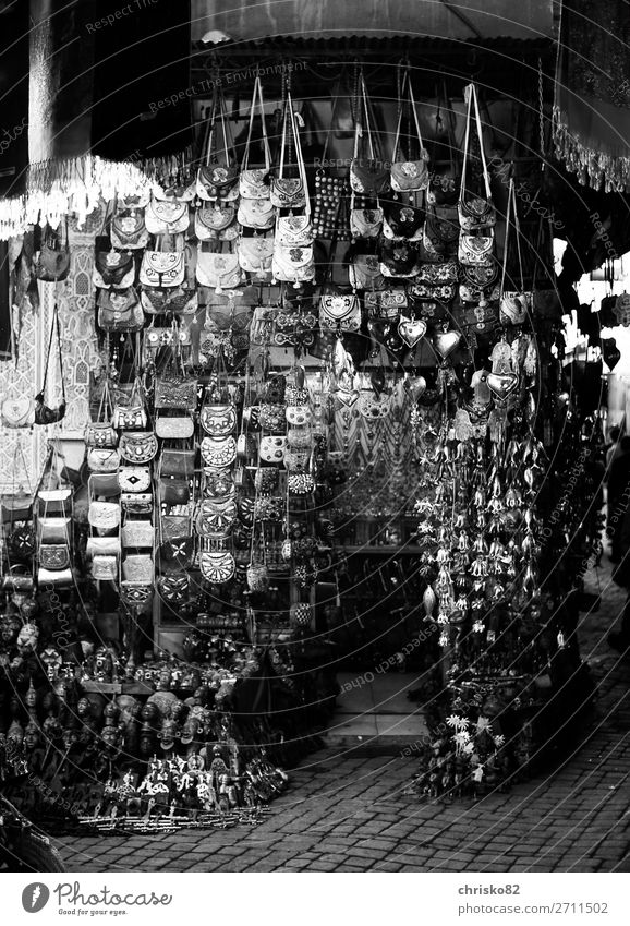 Souvenirshop in den Souks von Marrakesch Handarbeit Tourismus Städtereise Stadt Altstadt Fußgängerzone Menschenleer Dekoration & Verzierung Kitsch Krimskrams