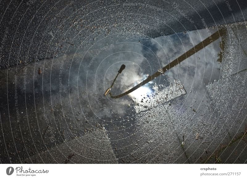 Hoch hinaus Himmel Wolken Sonne Sommer Hinweisschild Warnschild Verkehrszeichen stehen Asphalt Wasser Lampe Straßenbeleuchtung Farbfoto Außenaufnahme