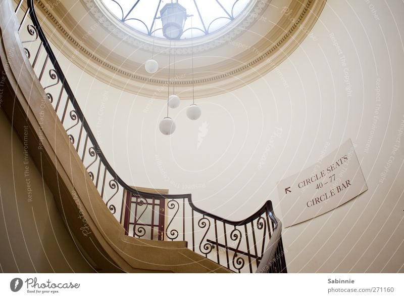 Vor Vorstellungsbeginn Museum Architektur Theater Kultur Palast Bauwerk Gebäude Mauer Wand Treppe Tür Dach Dachfenster Turm Treppenhaus Treppengeländer