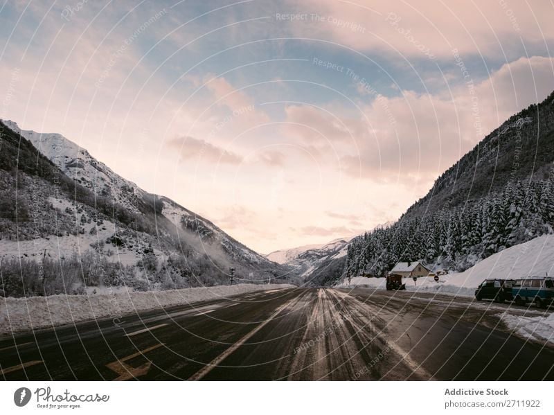 Straße in verschneiten Hügeln Schnee Winter Asphalt Natur kalt Landschaft Autobahn weiß Jahreszeiten Wald Frost Tag gefroren Ausflug Verkehr