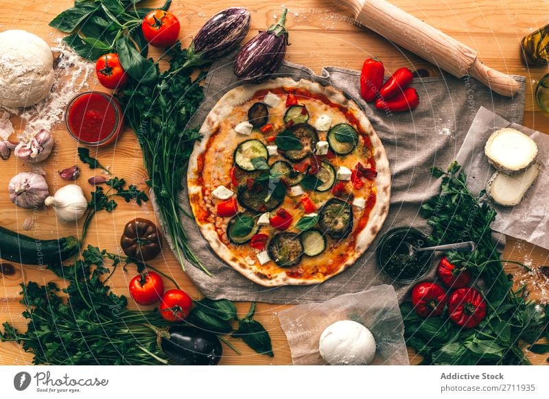 Anordnung der Zutaten und Pizza Zusammensetzung kochen & garen rustikal Italienisch Tradition lecker Feinschmecker Hintergrundbild Vorbereitung Küche Ernährung