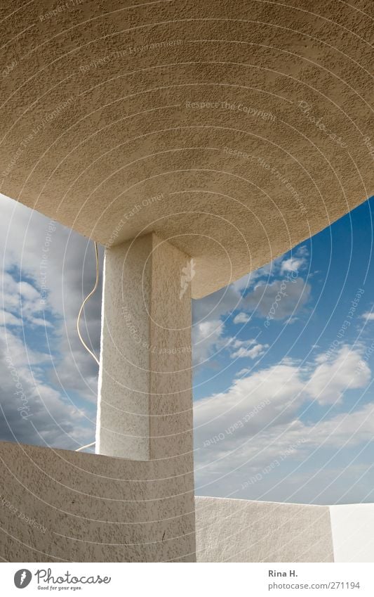 HimmelHoch Wolken Sommer Schönes Wetter Mauer Wand Terrasse Dach Säule ästhetisch hell Perspektive Stahlkabel Farbfoto Außenaufnahme Menschenleer