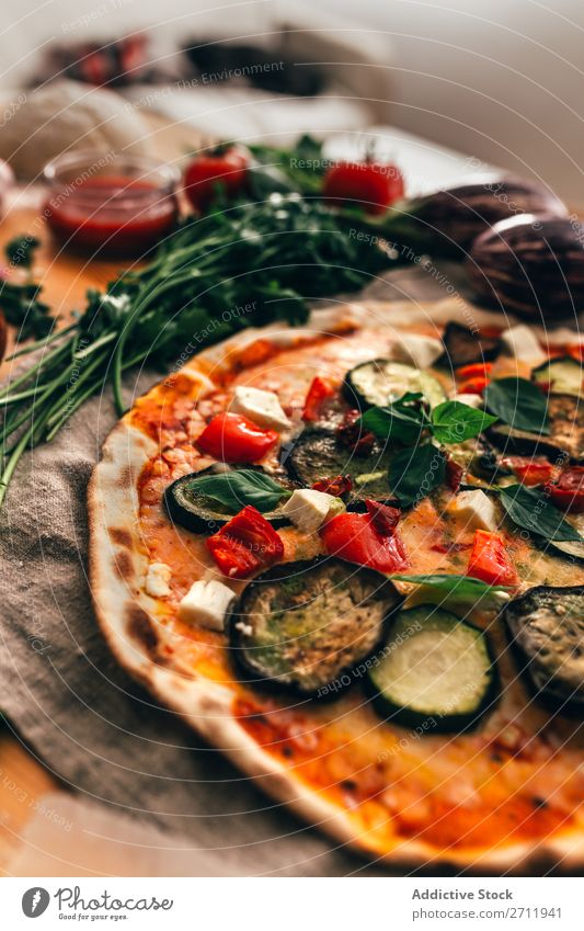 Anordnung der Zutaten und Pizza Zusammensetzung kochen & garen rustikal Italienisch Tradition lecker Feinschmecker Hintergrundbild Vorbereitung Küche Ernährung