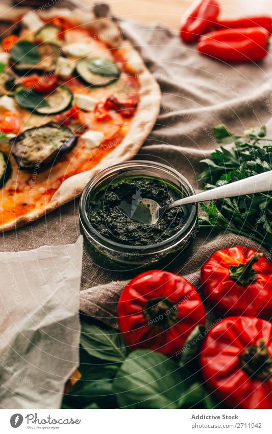 Köstliche Sauce für Pizza serviert Saucen Italienisch Mahlzeit geschmackvoll Abendessen lecker gebastelt Kruste Feinschmecker Lebensmittel frisch Restaurant