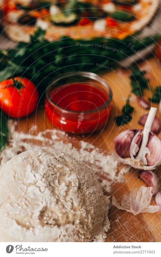 Teig für leckere Pizza Teigwaren kochen & garen Zutaten Vorbereitung Bäckerei Essen zubereiten rollierend roh gebastelt Lebensmittel Mehl rustikal Tradition