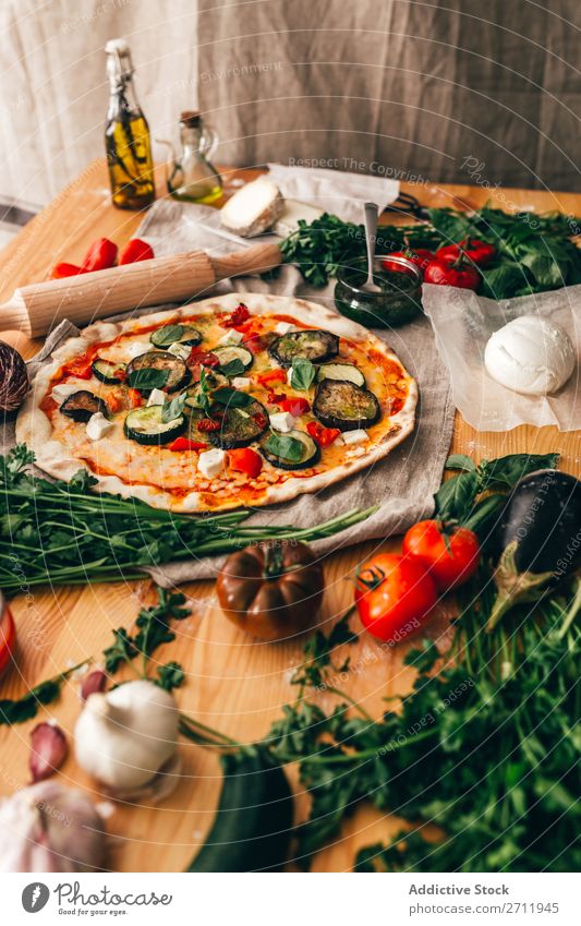 Anordnung der Zutaten und Pizza Zusammensetzung kochen & garen rustikal Italienisch Tradition lecker Feinschmecker Hintergrundbild Vorbereitung Küche Ernährung