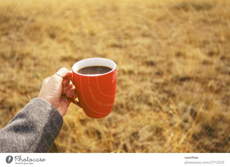 Eine Person, die eine Tasse Kaffee oder lösliches Getreide hält. Ernährung Frühstück Bioprodukte Getränk Heißgetränk Kakao Tee Lifestyle Gesundheitswesen