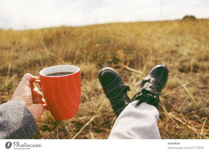 Eine Person, die eine Tasse Kaffee oder lösliches Getreide hält. Ernährung Frühstück Bioprodukte Getränk trinken Kakao Tee Lifestyle Gesundheitswesen Erholung