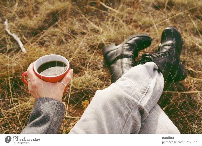 Eine Person, die eine Tasse Kaffee oder lösliches Getreide hält. Ernährung Frühstück Bioprodukte Getränk Heißgetränk Kakao Tee Lifestyle Gesundheitswesen