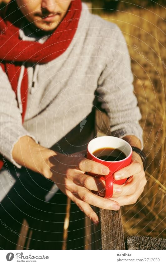 Eine Person, die eine Tasse Kaffee oder lösliches Getreide hält. Ernährung Frühstück Bioprodukte Getränk trinken Heißgetränk Kakao Tee Lifestyle