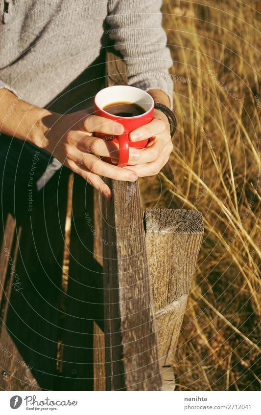 Eine Person, die eine Tasse Kaffee oder lösliches Getreide hält. Ernährung Frühstück Bioprodukte Getränk Heißgetränk Kakao Tee Lifestyle Gesundheitswesen