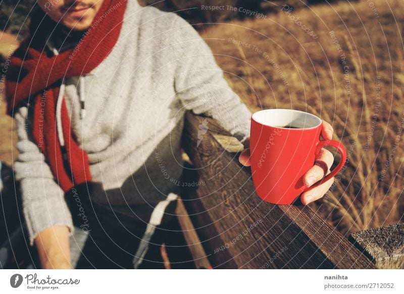 Eine Person, die eine Tasse Kaffee oder lösliches Getreide hält. Ernährung Frühstück Bioprodukte Getränk Heißgetränk Kakao Tee Lifestyle Gesundheitswesen