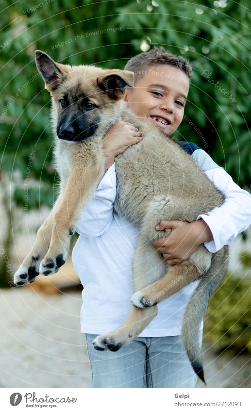 Lateinkind mit seinem Hund Lifestyle Freude Glück Gesicht Erholung Freizeit & Hobby Kind Mensch Junge Mann Erwachsene Familie & Verwandtschaft Freundschaft