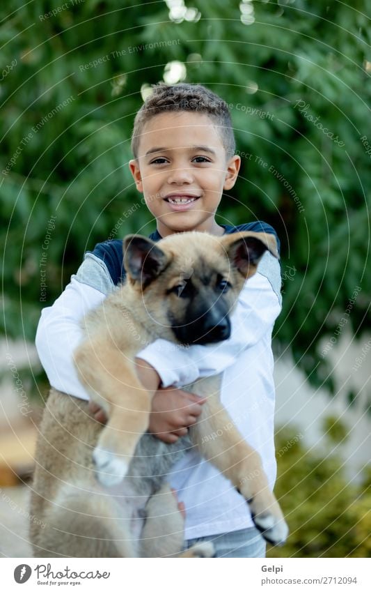 Lateinkind mit seinem Hund Lifestyle Freude Glück Gesicht Erholung Freizeit & Hobby Kind Mensch Junge Mann Erwachsene Familie & Verwandtschaft Freundschaft