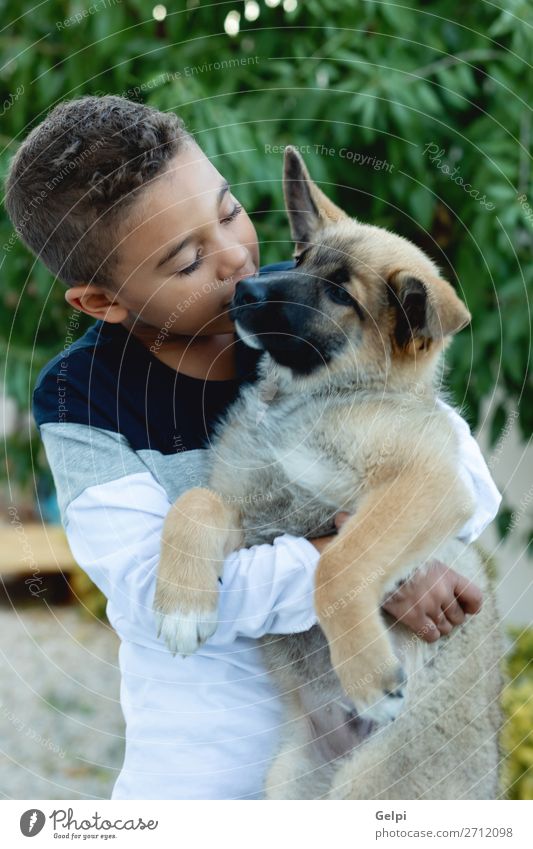 Lateinkind mit seinem Hund Lifestyle Freude Glück Gesicht Erholung Freizeit & Hobby Kind Mensch Junge Mann Erwachsene Familie & Verwandtschaft Freundschaft