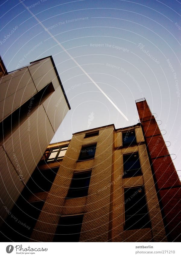 Steil nach oben fotografieren Stadt Hauptstadt Stadtzentrum Menschenleer Haus Traumhaus Hochhaus Hochsitz Bauwerk Gebäude Architektur Mauer Wand Fenster Dach