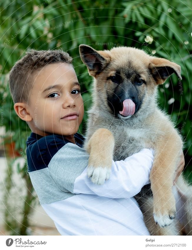 Lateinkind mit seinem Hund Lifestyle Freude Glück Gesicht Erholung Freizeit & Hobby Kind Mensch Junge Mann Erwachsene Familie & Verwandtschaft Freundschaft