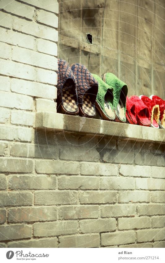 geordnet II Haus Fabrik Burg oder Schloss Ruine Architektur Mauer Wand Backsteinwand Backsteinfassade Schuhe Flipflops Hausschuhe mehrfarbig Ordnung Farbfoto