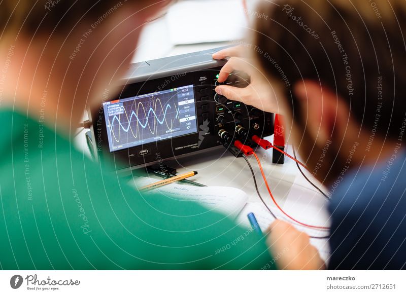 Oszilloskop Messungen Oszillograph Messtechnik Technik & Technologie Wissenschaften Fortschritt Zukunft High-Tech Industrie Konzentration messen beobachten