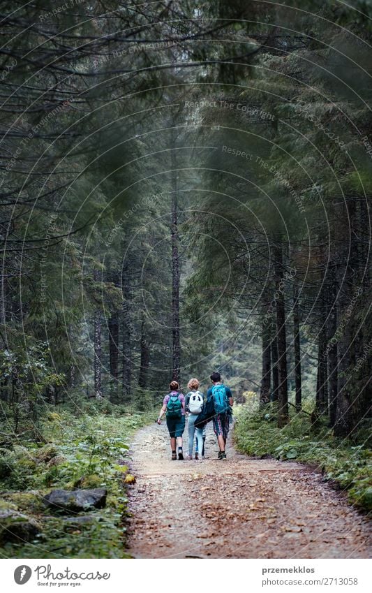 Familienurlaub auf Wanderung mit Rucksäcken Lifestyle Freude Glück Erholung Freizeit & Hobby Ferien & Urlaub & Reisen Tourismus Ausflug Sommer Sommerurlaub