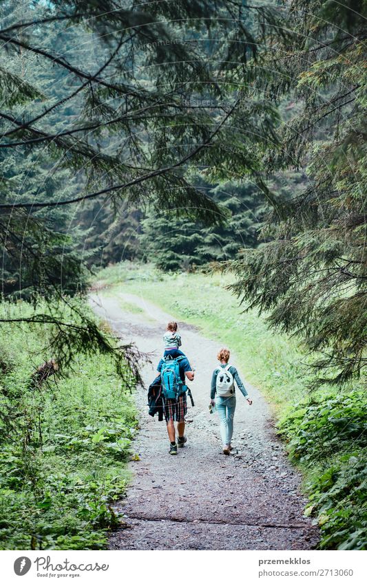 Familienurlaub auf Wanderung mit Rucksäcken Lifestyle Freude Glück Erholung Freizeit & Hobby Ferien & Urlaub & Reisen Tourismus Ausflug Abenteuer Sommer